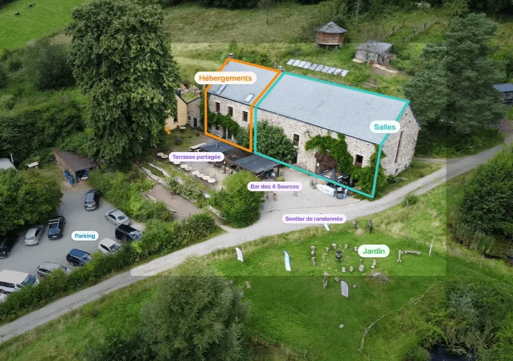 Vue aérienne du site : hébergements, salles, terrasse partagée, bar des 4 Sources, sentier de randonnée, parking et jardin